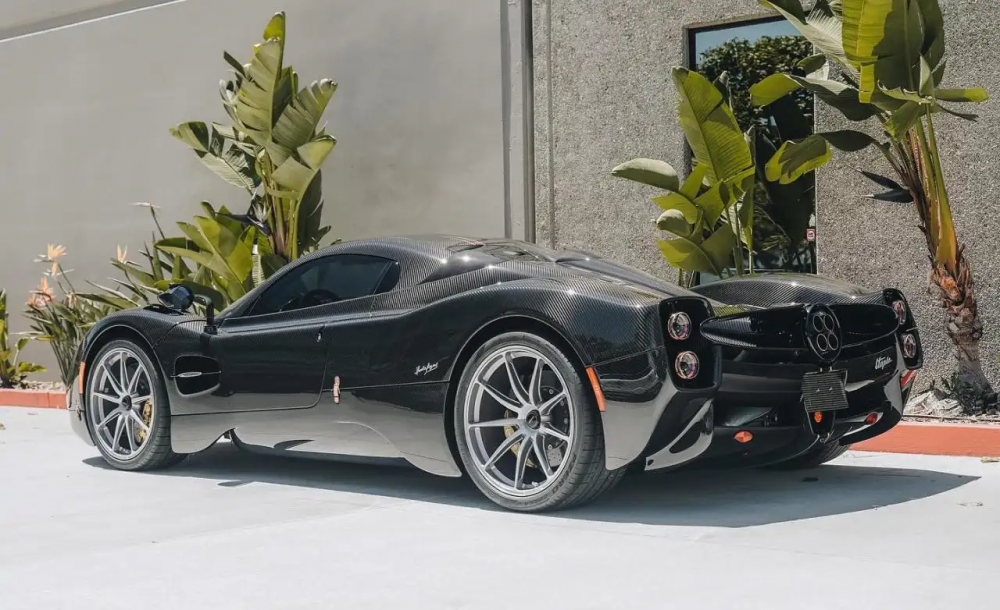 Pagani Utopia