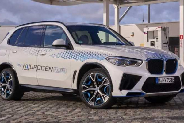 Hydrogen-Powered BMW iX5: A Glimpse into the Automotive Future